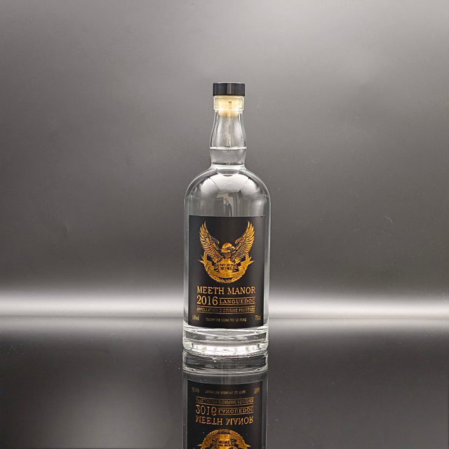 Garrafas de vidro de vodka elegantes de luxo com acabamentos premium