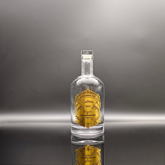 Garrafas de vidro de vodka personalizadas com decoração premium